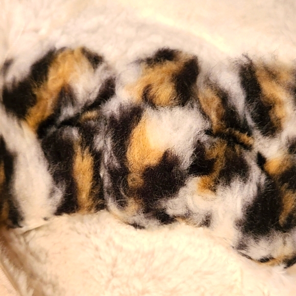 Very soft ivory faux fur hooded coat with  leopard trim - Picture 5 of 5